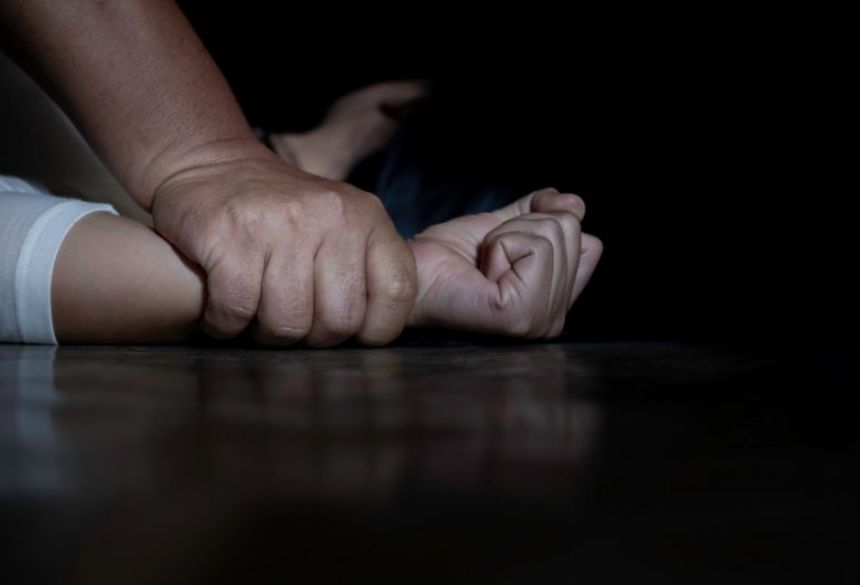 Após ser estuprada pelo pai, garota pula muro de casa em busca de socorro em Manaus