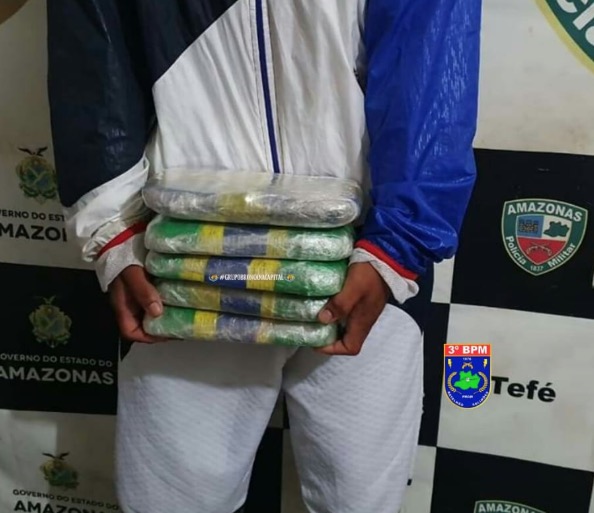 Adolescente é apreendido com mochila cheia de drogas em barco no Amazonas
