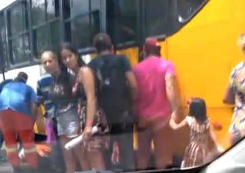 Motociclista vai parar debaixo de ônibus em acidente em Manaus