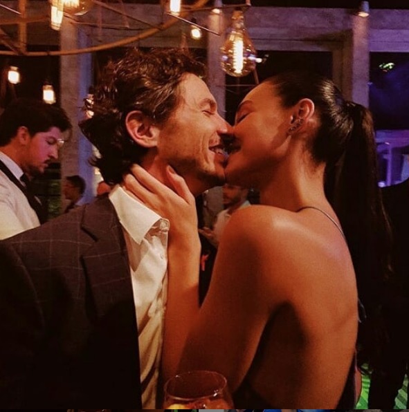 Débora Nascimento posa aos beijos com novo namorado