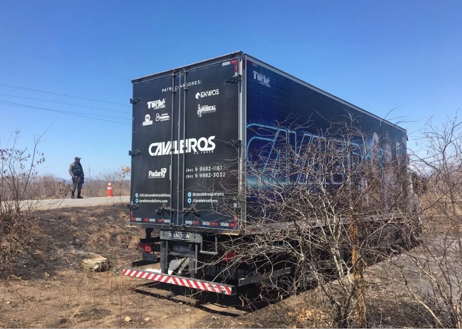 Acidente com ônibus da banda Cavaleiros do Forró deixa um morto