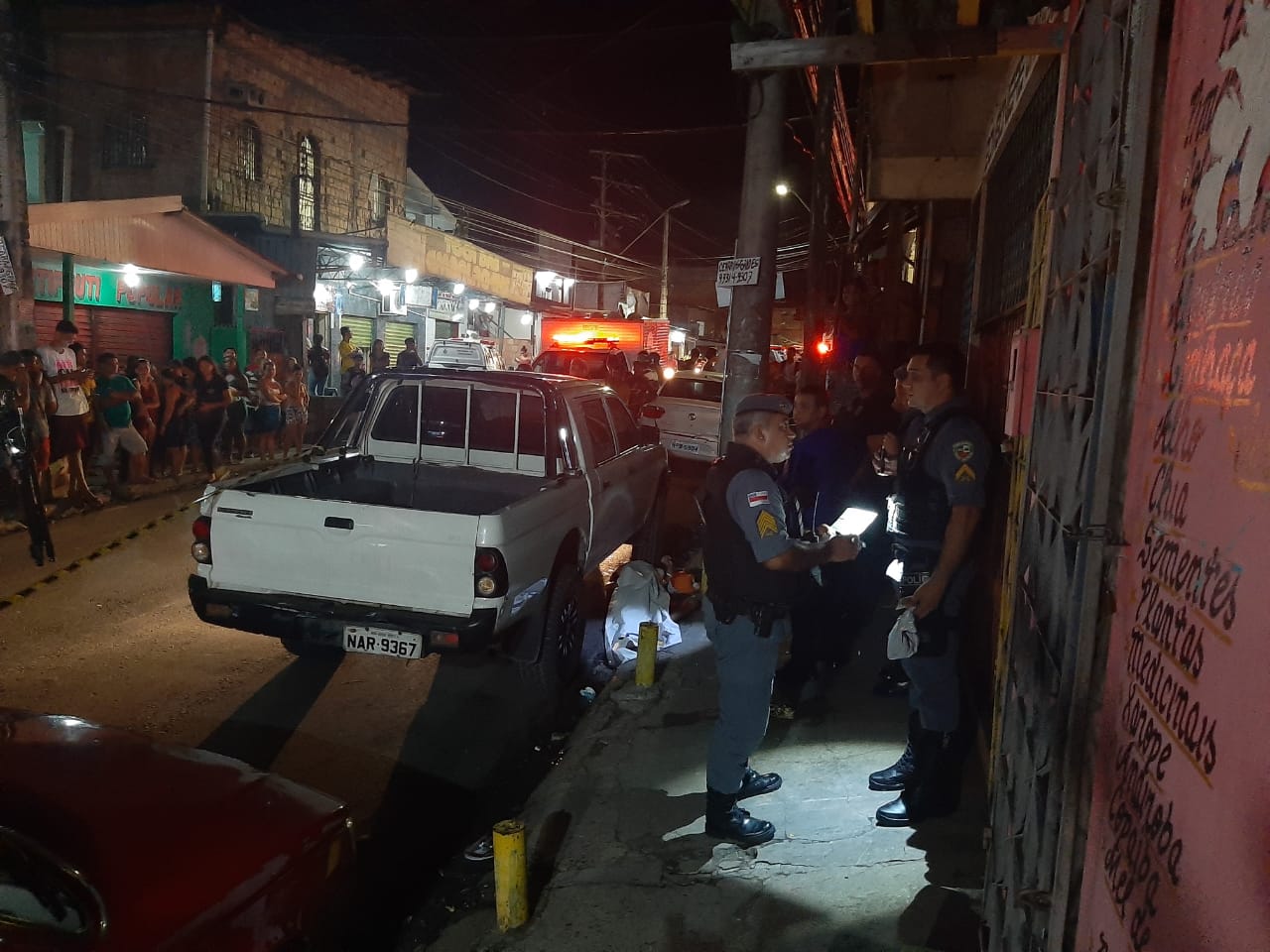 Em Manaus, jovem morto em calçada foi atingido com 6 tiros por trio misterioso