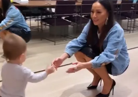 Sabrina Sato compartilha com seguidores os primeiros passos de Zoe 