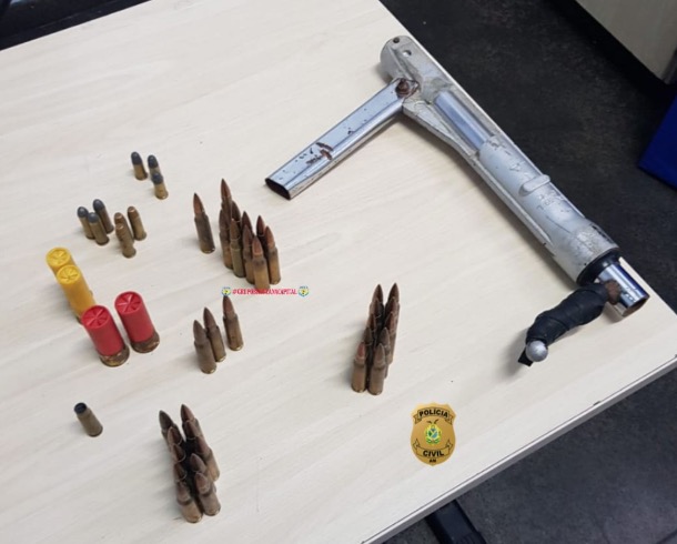 Em Manaus, polícia encontra coletes, arma caseira e munições pesadas em casa