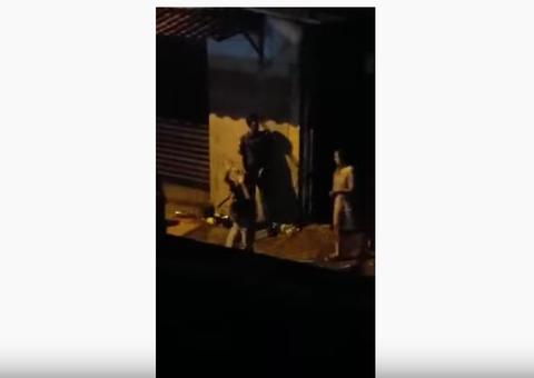 Em novas imagens, PM agride jovens com um bastão