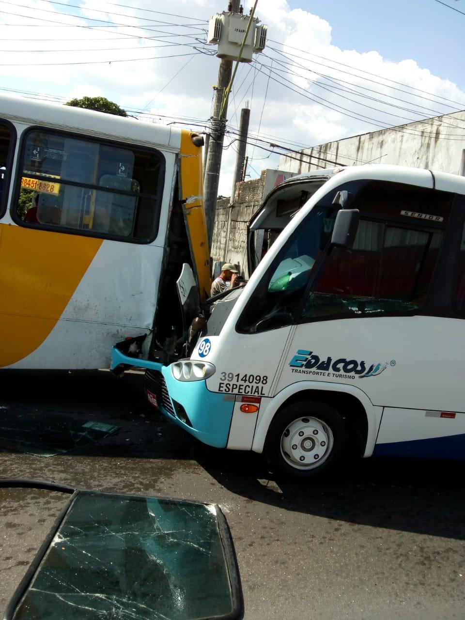 Colisão entre ônibus e micro-ônibus deixa onze pessoas feridas em Manaus