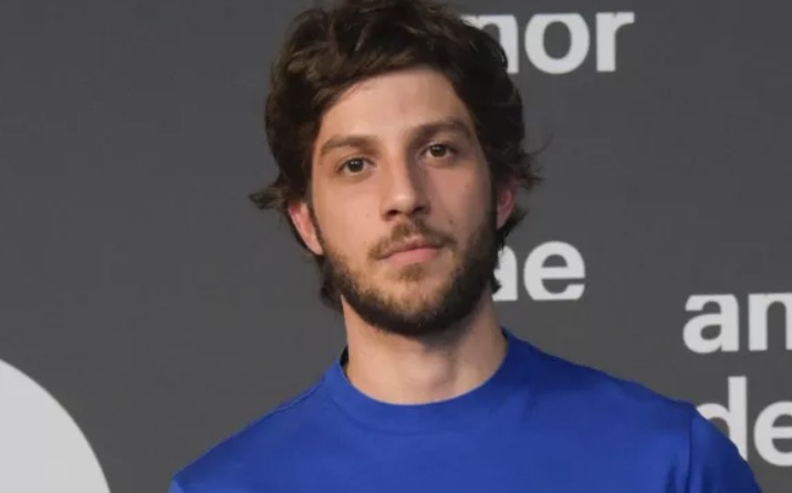 Chay Suede pede licença de gravações de 'Amor de Mãe' 