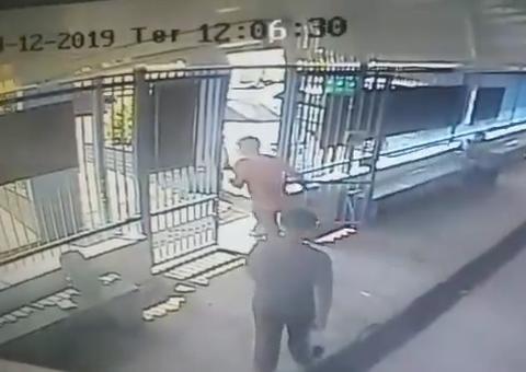 Homem pede para fazer ligação e corre com celular de criança em Manaus