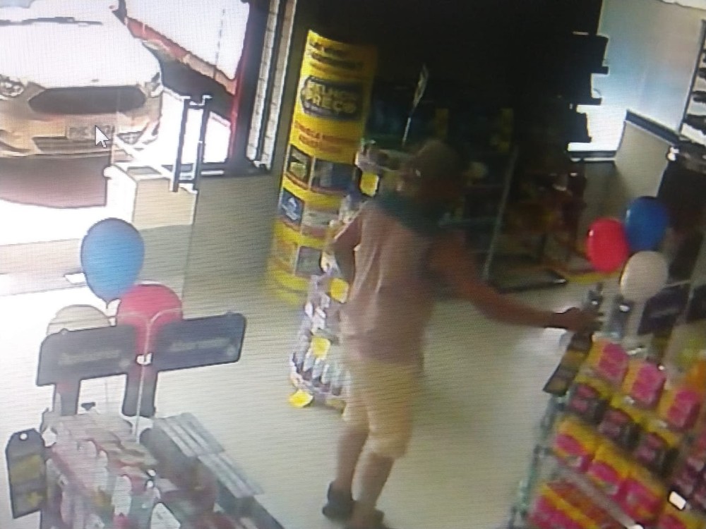Homem se passa por cliente e rouba farmácia em Manaus