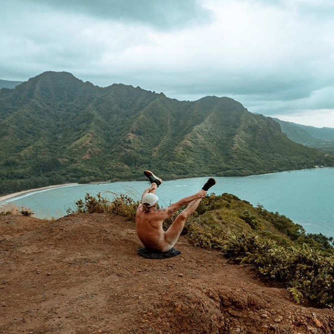 Diplo posa nu com as pernas abertas em meio à natureza e choca seguidores