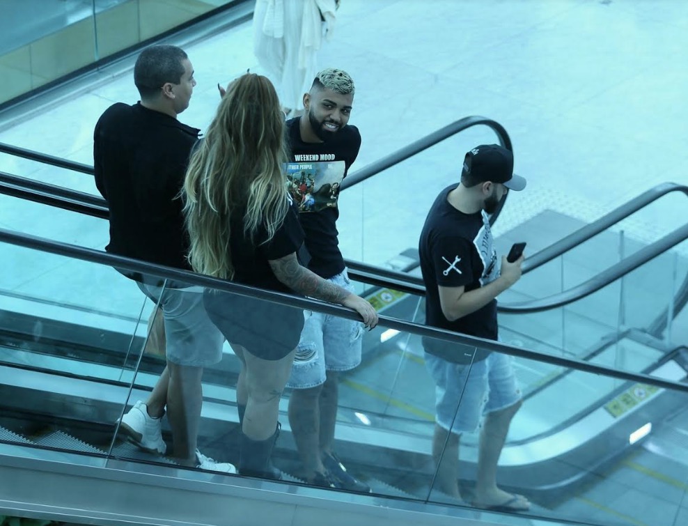 Após boatos de traição, Gabigol e Rafaella Santos passeiam em shopping