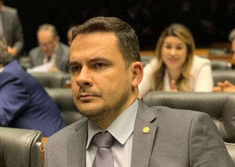 Deputado Alberto Neto é internado para cirurgia de emergência 