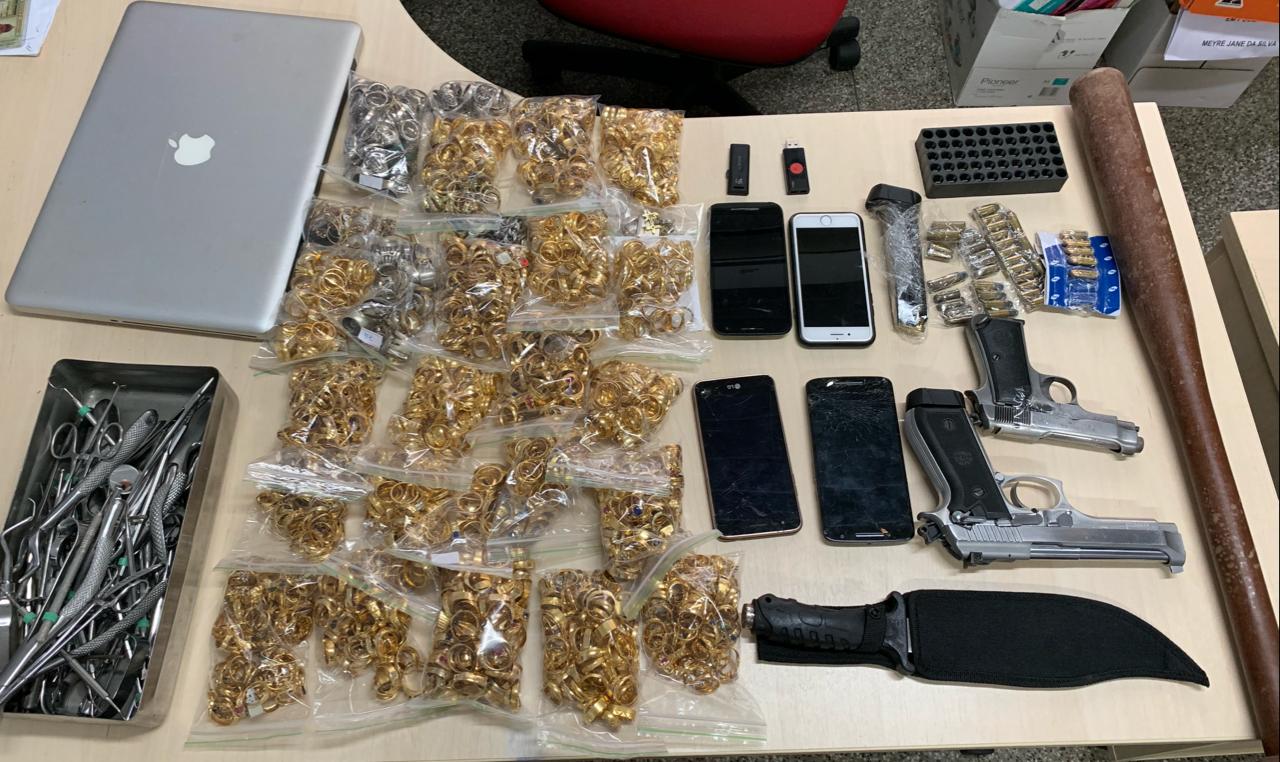 Homem é preso com objetos de ouro e armas no Centro de Manaus 