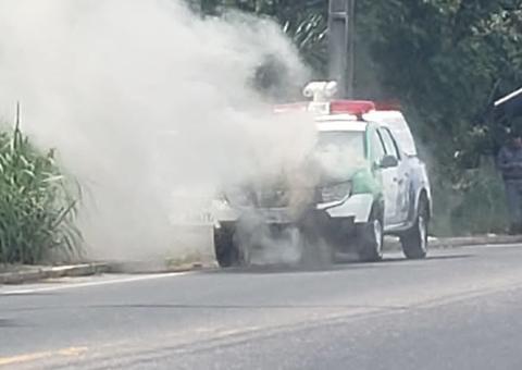 Viatura da Polícia Militar pega fogo em avenida de Manaus 