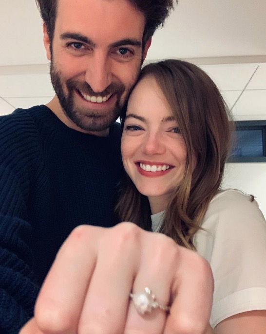 Emma Stone e Dave McCary anunciam noivado com direito a foto após pedido
