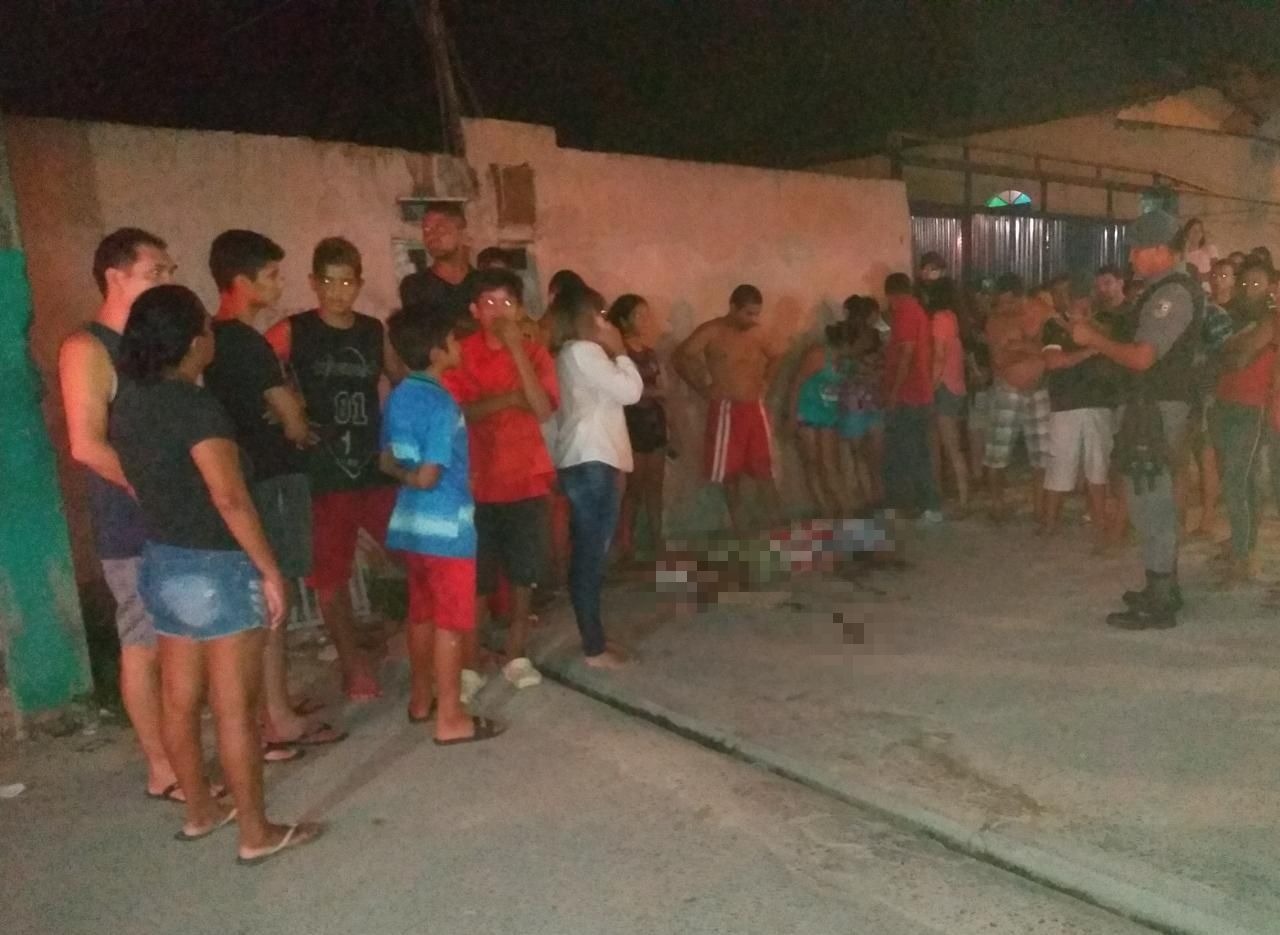 Encapuzados matam homem a tiros no meio da rua em Manaus