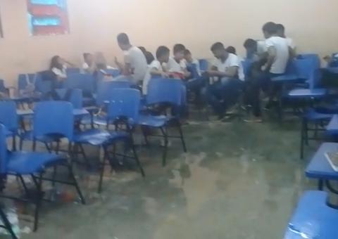 Aluna mostra sala de aula sendo alagada no Amazonas: ‘uma precariedade total’ 