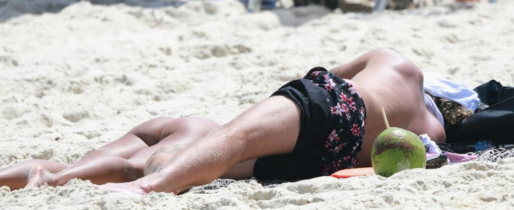 Ex-BBB Alan e Carol Peixinho curtem praia em clima de intimidade