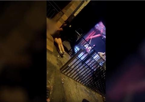 Segurança arrasta e espanca mulher embriagada em casa de shows