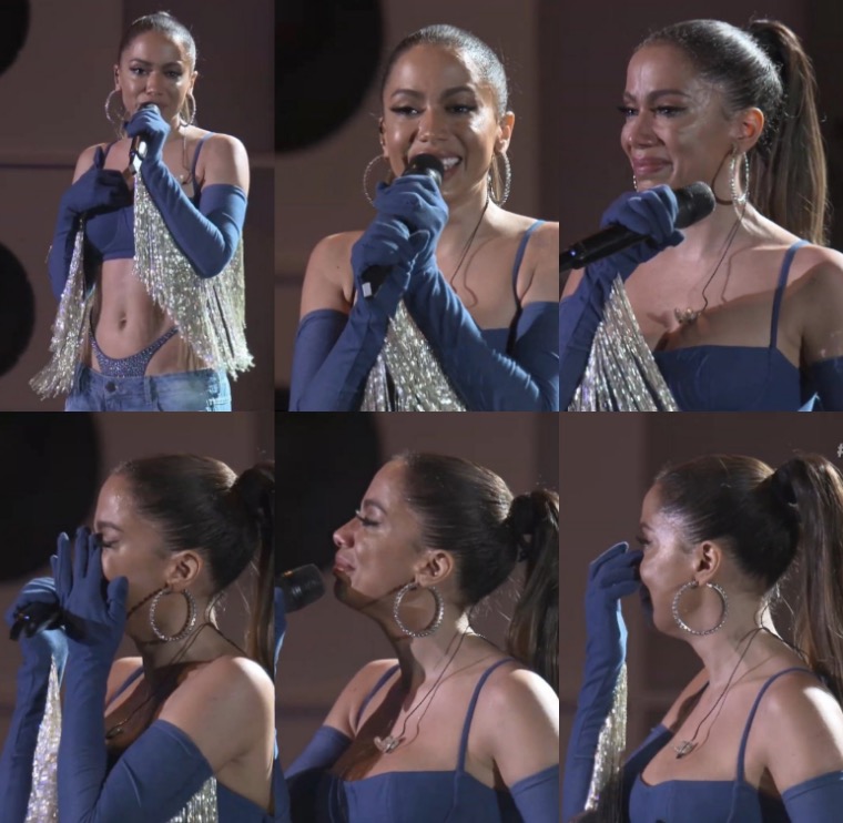 Vídeos: Anitta recria show do RiR e cai no choro no palco: 'to vivendo o que nunca vivi antes' 