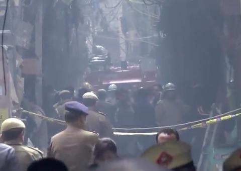 Incêndio em fábrica de Nova Delhi deixa pelo menos 43 mortos