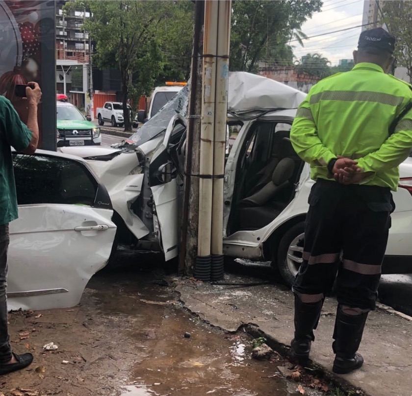 Em Manaus, motorista fica ‘esmagado’ entre ferragens ao bater contra poste em acidente