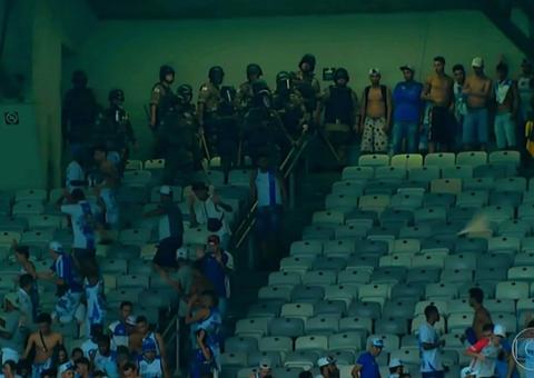 Mineirão é evacuado por pancadaria entre torcedores após rebaixamento do Cruzeiro