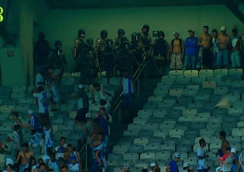 Confusão após queda do Cruzeiro tem 4 presos, 32 feridos e depredação no Mineirão