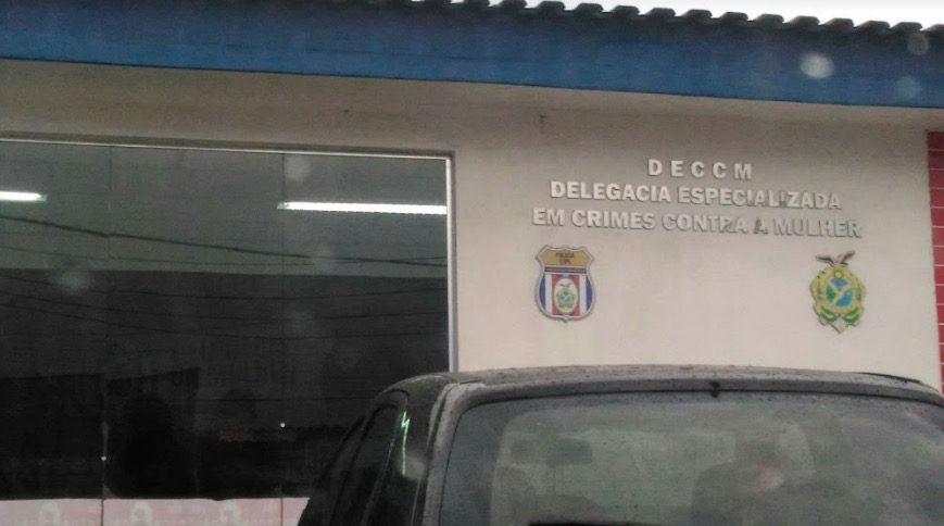 Homem é preso após agredir e expulsar a namorada da própria casa em Manaus