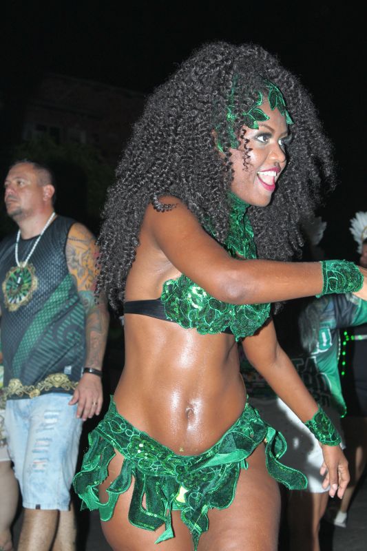 Reino Unido faz 1º ensaio técnico e carnaval contagia Morro da Liberdade