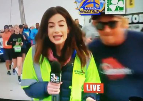 Vídeo: Repórter leva tapa no bumbum durante transmissão ao vivo