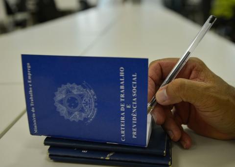 Mulheres estudam mais no Brasil, mas têm renda 41,5% menor que homens, diz ONU