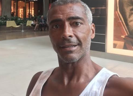 Após ‘novinha' e 'loira misteriosa’, Romário curte praia com novo affair 