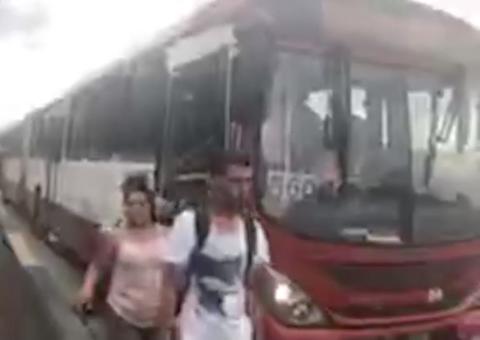 Em Manaus, assaltantes tocam terror durante assalto a ônibus 560 