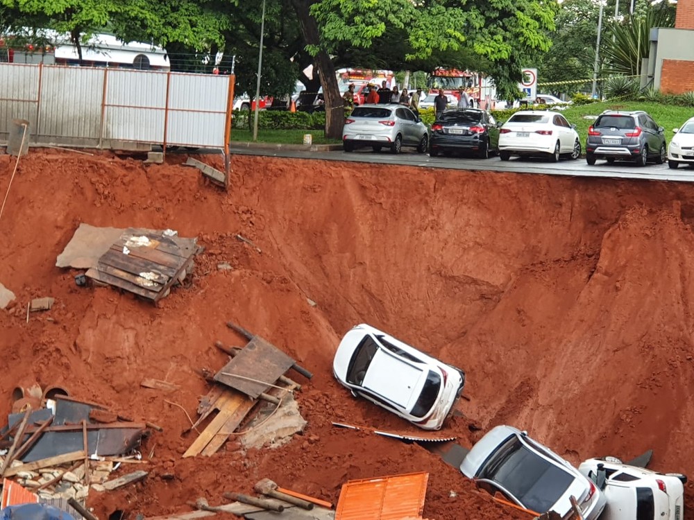 Cratera se abre e engole carros em Brasília