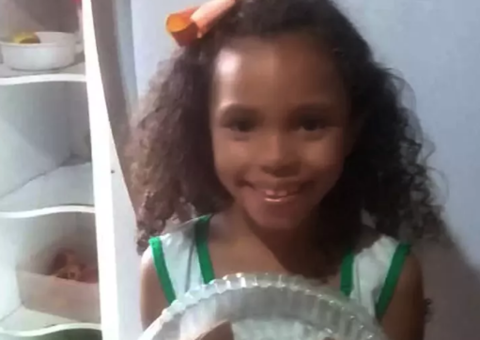 Após ninguém comer bolo de filha em festa, mãe faz desabafo