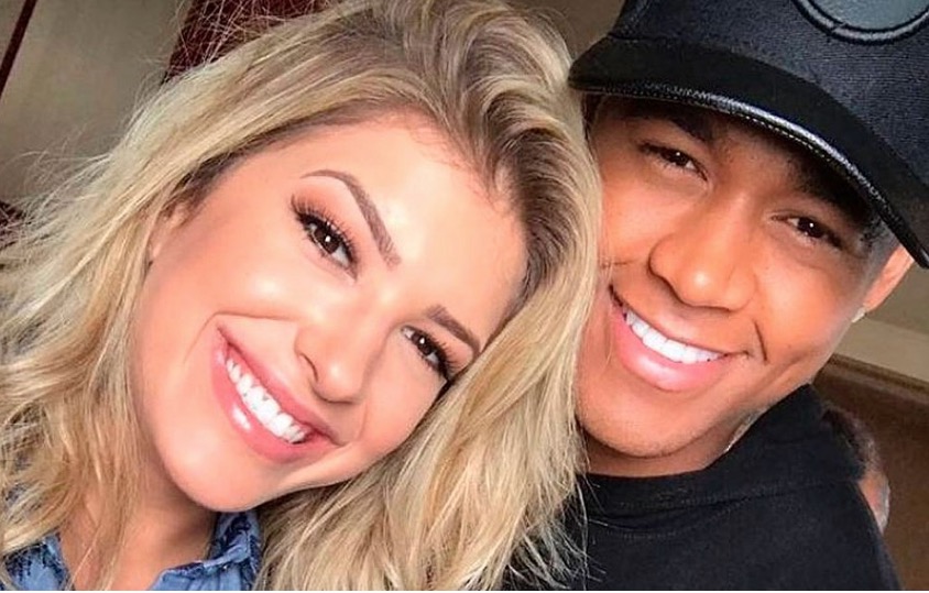 Leo Santana e Lorena Improta reatam namoro pela terceira vez 