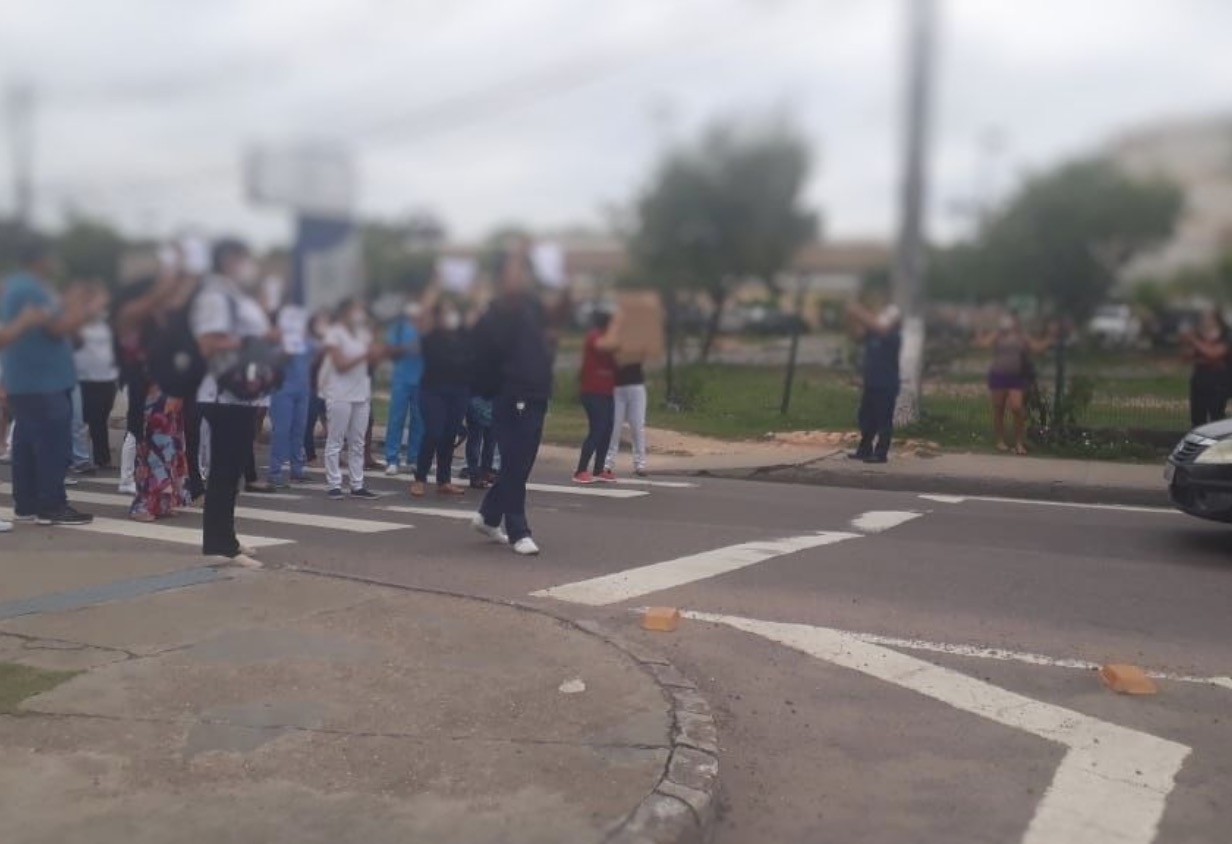 Terceirizados de maternidade protestam contra salários atrasados em Manaus