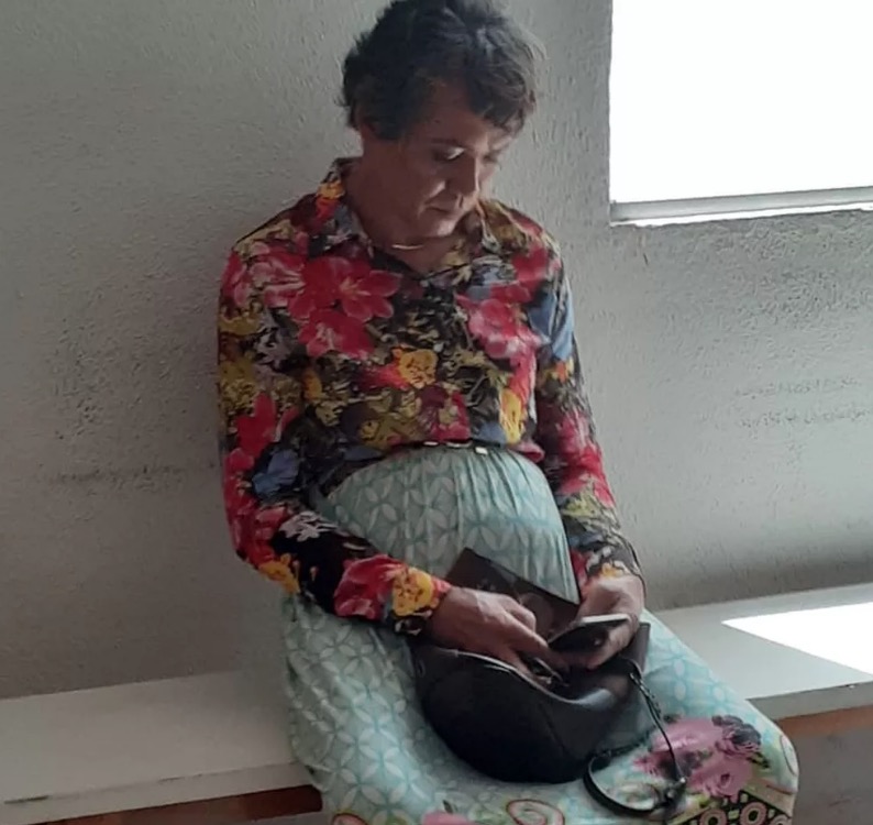 Vestido de mulher, homem tenta fazer prova do Detran no lugar da mãe e se dá mal