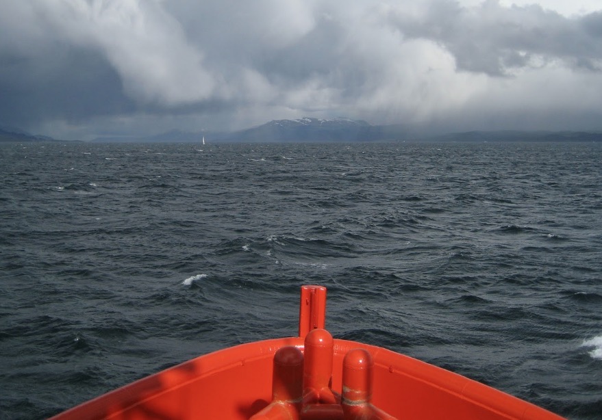 Partes de corpos de passageiros de avião militar que caiu são encontradas no Mar