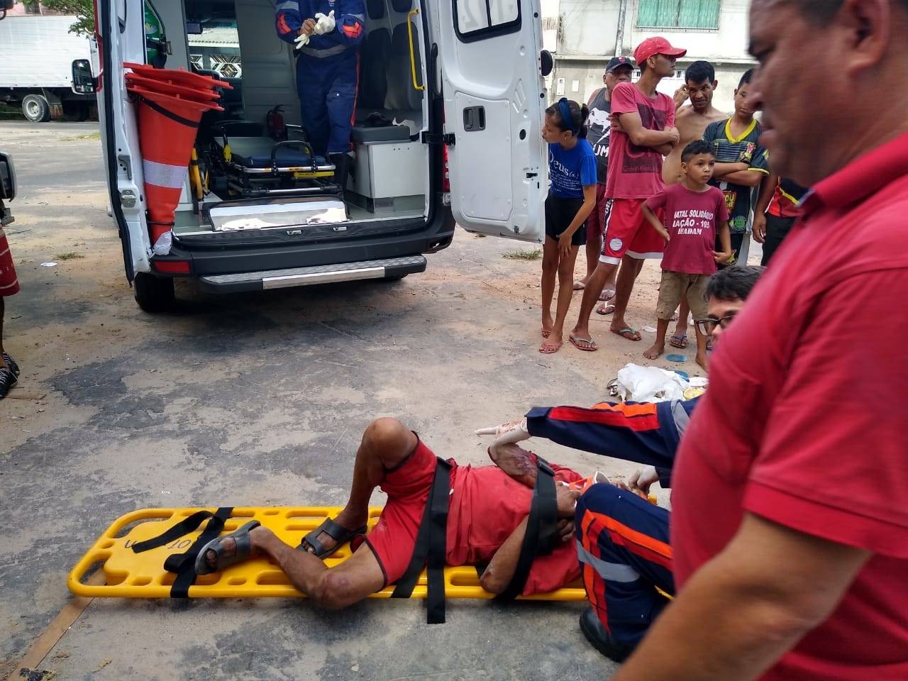 Morador de rua é atropelado enquanto dormia embaixo de caminhão em Manaus