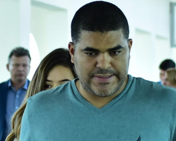 Maisa se esconde atrás do pai para não ser fotografada em aeroporto 