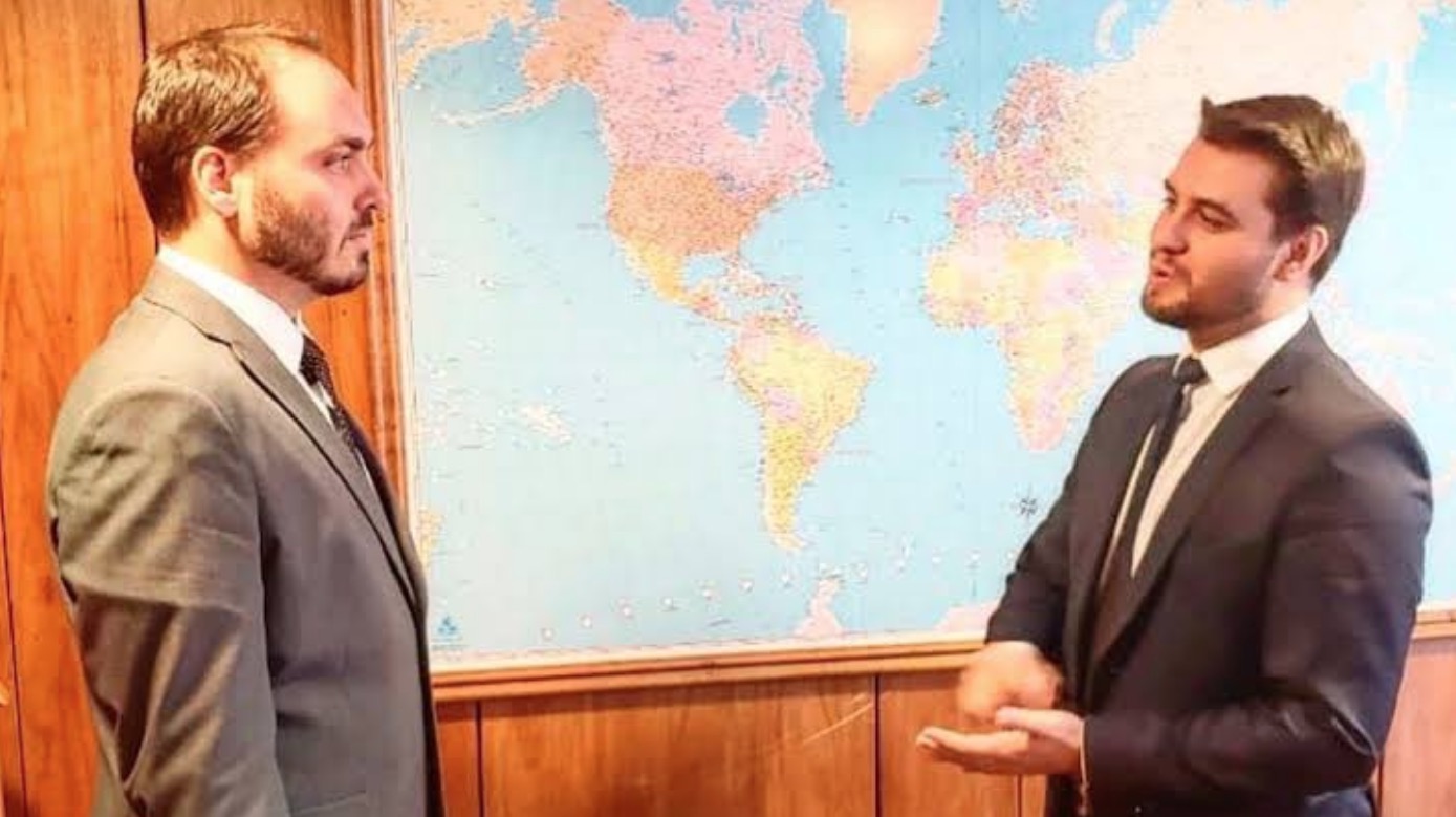 Assessor do presidente usa lema da ditadura espanhola para saudar Carlos Bolsonaro