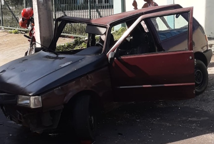 Homem fica ferido em colisão grave entre carro e ônibus em avenida de Manaus