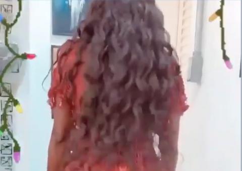 Iza treme bumbum em fio-dental e vestido transparente: 'vou fazer na ceia do Natal'