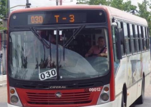 Dupla armada ‘toca o terror’ durante assalto a ônibus em Manaus