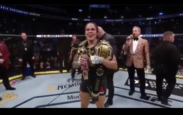 Imbatível por mais de 4 anos, Amanda Nunes mantém o título em luta  no UFC