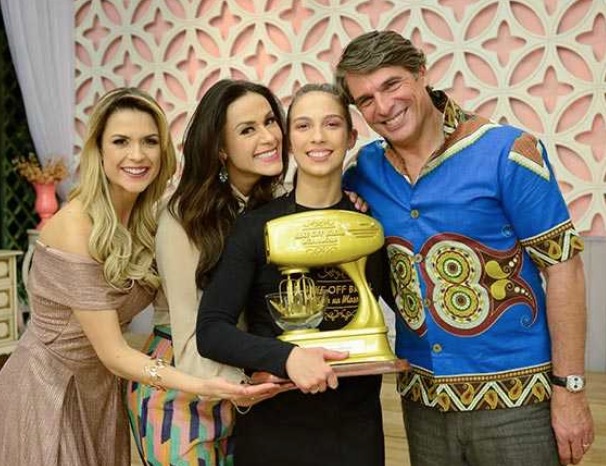 Karoline é a grande campeã do 'Bake Off Brasil: Mão na Massa'