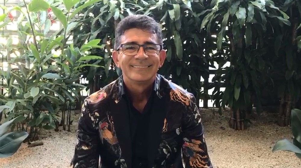  Pai de Gabriel Diniz usa roupa do filho na premiação do ‘Troféu Domingão’