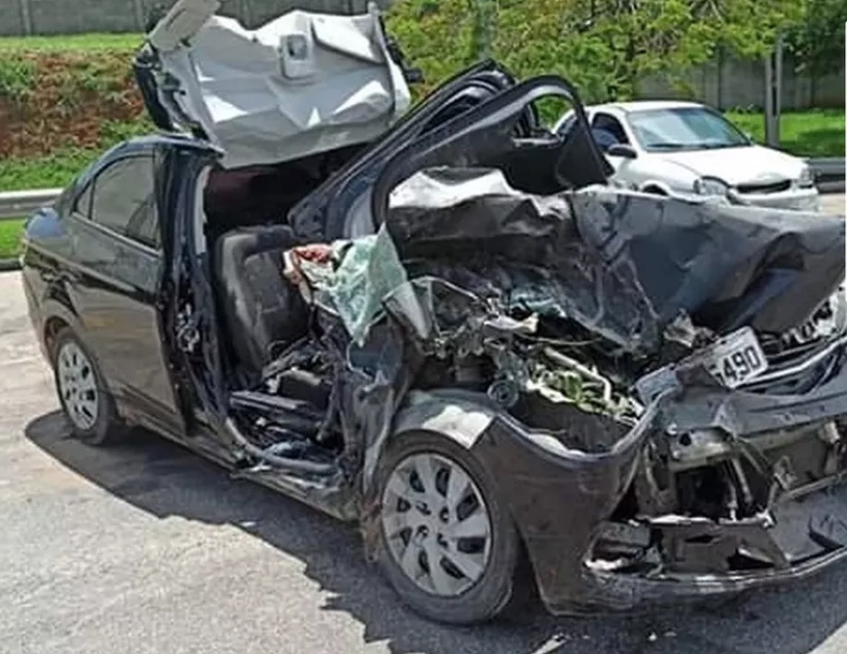 Cantor sertanejo morre após grave acidente entre carro e caminhão em São Paulo